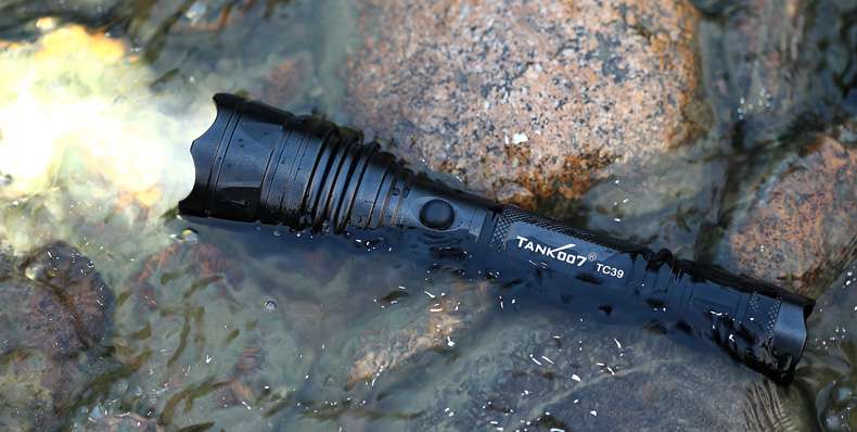 LED強光手電筒和普通手電筒區(qū)別不止在于強光遠(yuǎn)射性能差別 LED強光手電筒和普通手電筒區(qū)別不止在于強光遠(yuǎn)射性能差別