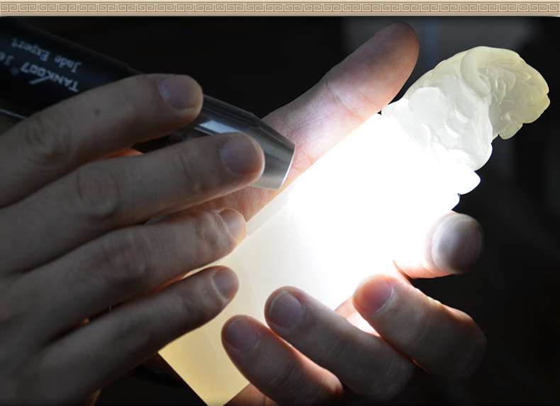 照玉強(qiáng)光手電筒不只可以鑒定琥珀，還可以鑒別各種的玉石、原石