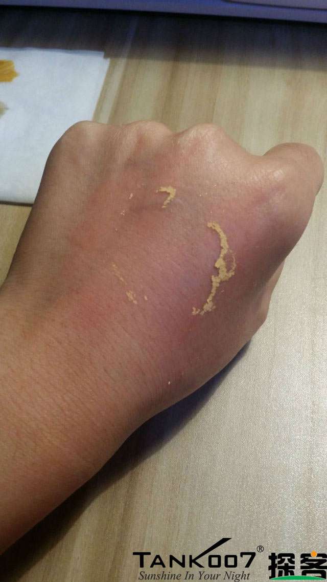 客戶(hù)買(mǎi)了紫光手電驗(yàn)熒光劑，先拿面膜大姨媽巾開(kāi)刀 