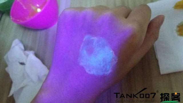 客戶(hù)買(mǎi)了紫光手電驗(yàn)熒光劑，先拿面膜大姨媽巾開(kāi)刀 