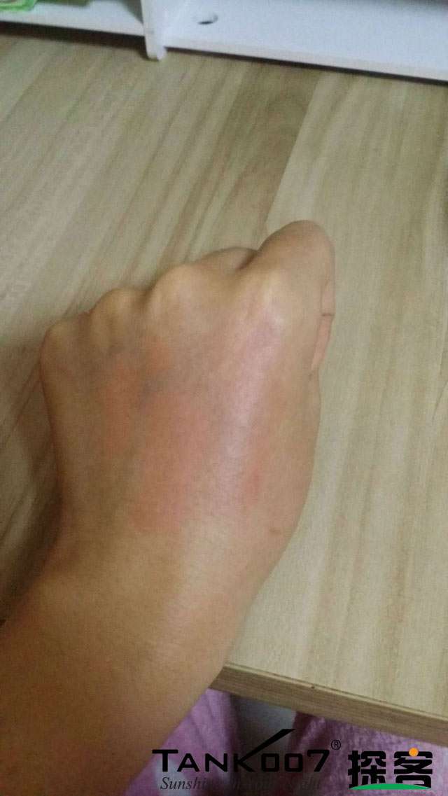 客戶(hù)買(mǎi)了紫光手電驗(yàn)熒光劑，先拿面膜大姨媽巾開(kāi)刀 