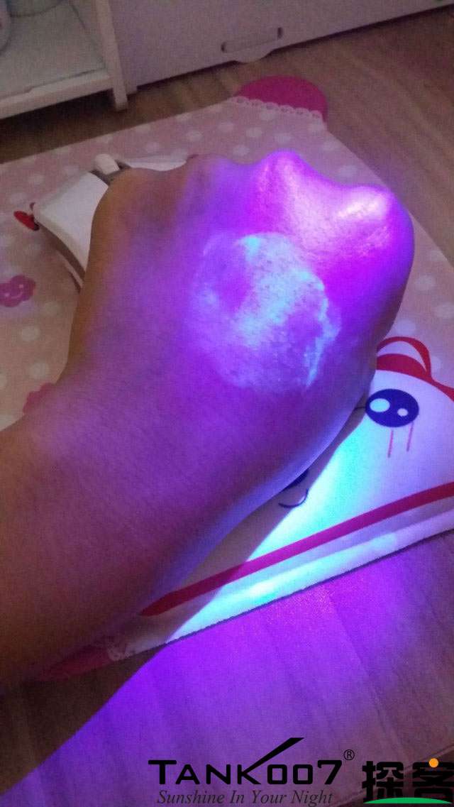 客戶(hù)買(mǎi)了紫光手電驗(yàn)熒光劑，先拿面膜大姨媽巾開(kāi)刀 