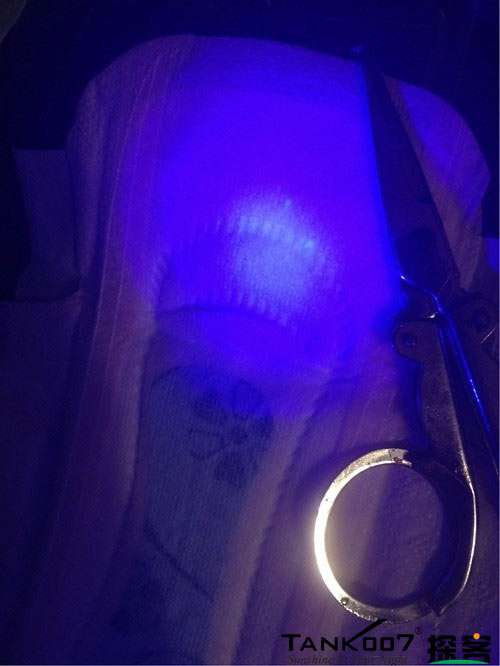 客戶(hù)買(mǎi)了紫光手電驗(yàn)熒光劑，先拿面膜大姨媽巾開(kāi)刀 