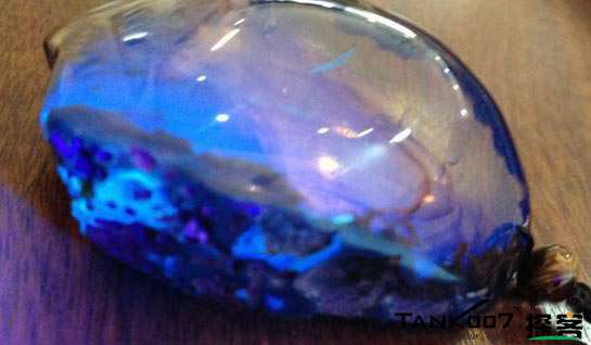 網(wǎng)上用紫光手電鑒定琥珀的帖子這么多，哪個(gè)是真假？