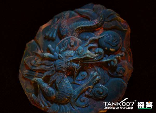 網(wǎng)上用紫光手電鑒定琥珀的帖子這么多，哪個(gè)是真假？