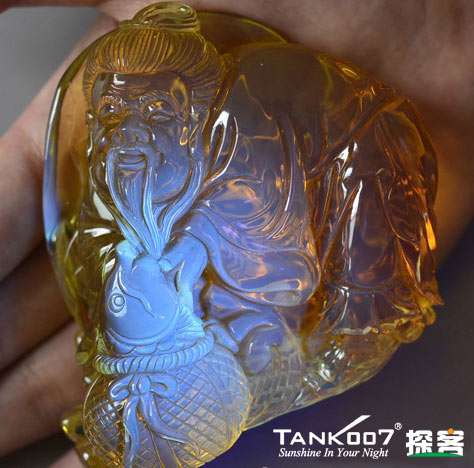 網(wǎng)上用紫光手電鑒定琥珀的帖子這么多，哪個(gè)是真假？