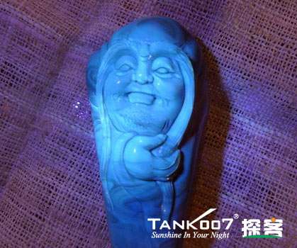 網(wǎng)上用紫光手電鑒定琥珀的帖子這么多，哪個(gè)是真假？