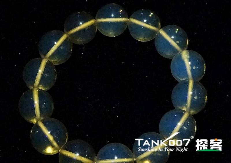 網(wǎng)上用紫光手電鑒定琥珀的帖子這么多，哪個(gè)是真假？