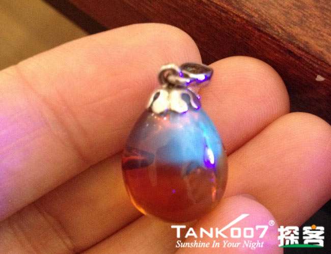 網(wǎng)上用紫光手電鑒定琥珀的帖子這么多，哪個(gè)是真假？