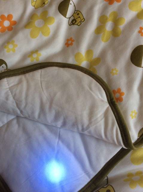  寶媽買了紫光手電，衣服上好多熒光劑，看的心慌害怕