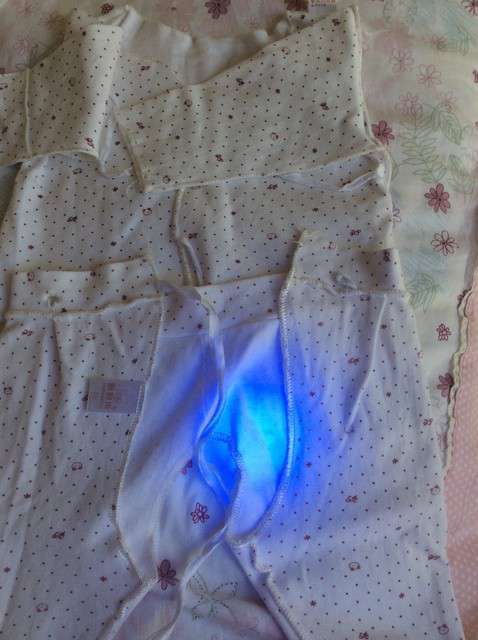  寶媽買了紫光手電，衣服上好多熒光劑，看的心慌害怕