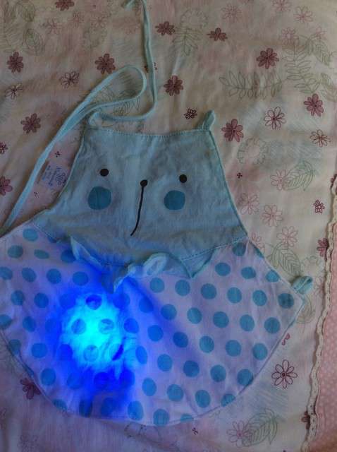  寶媽買了紫光手電，衣服上好多熒光劑，看的心慌害怕