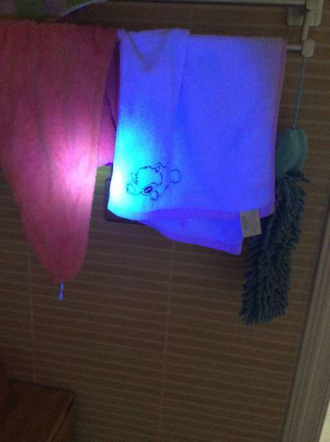  寶媽買了紫光手電，衣服上好多熒光劑，看的心慌害怕