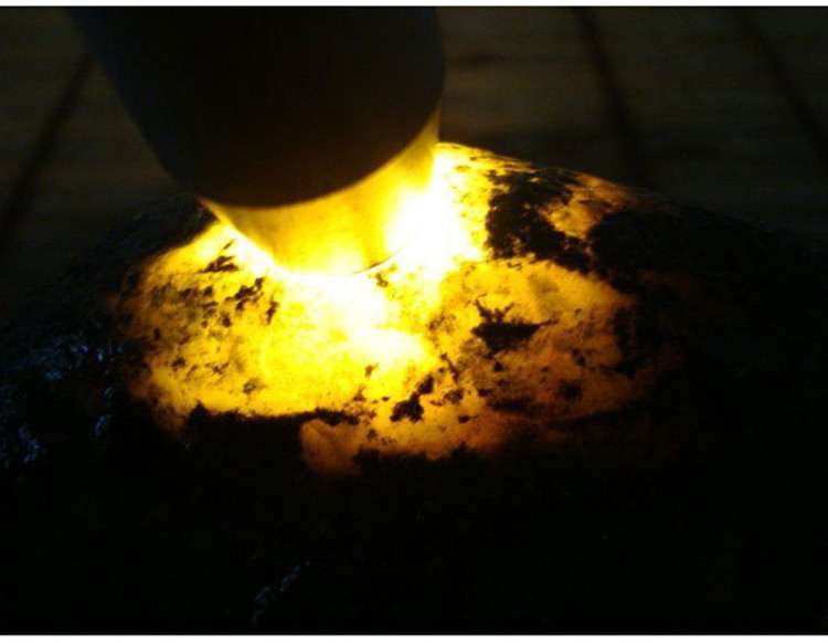 玉石用照玉手電筒白光和放大鏡看的是什么？